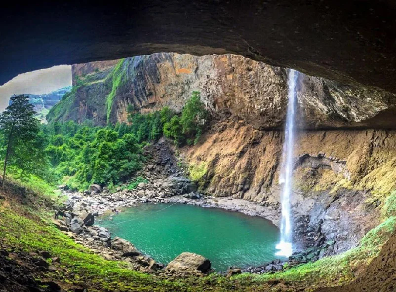 Book your Pune To Lonavala And Khandala Trip with Premium Urbania